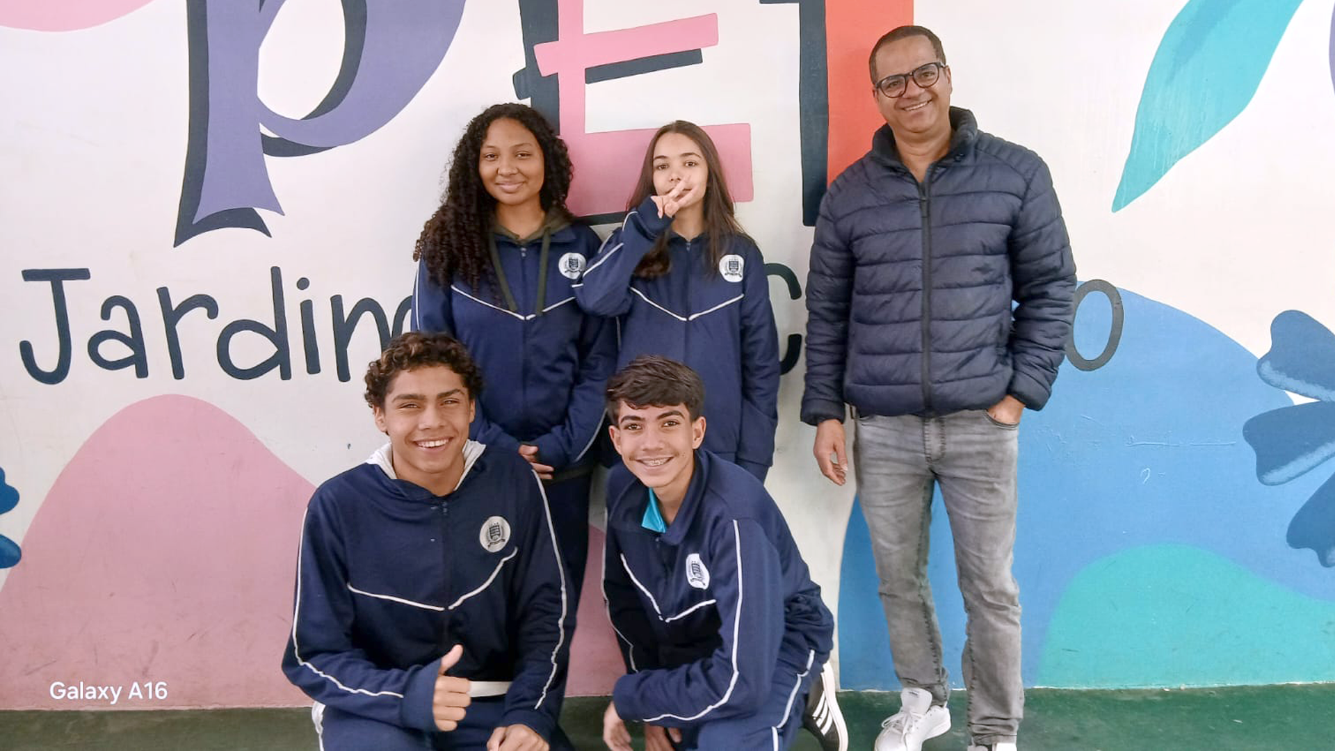Foto da equipe da escola Jardim do Carmo na Copa Futebol de Robôs CIEBP
