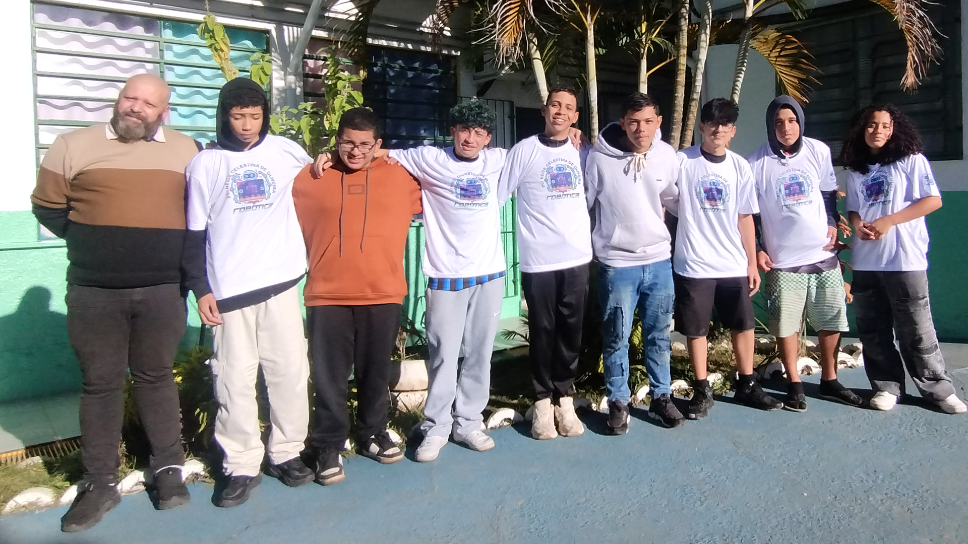 Foto da equipe da escola Neide Celestina de Oliveira na Copa Futebol de Robôs CIEBP
