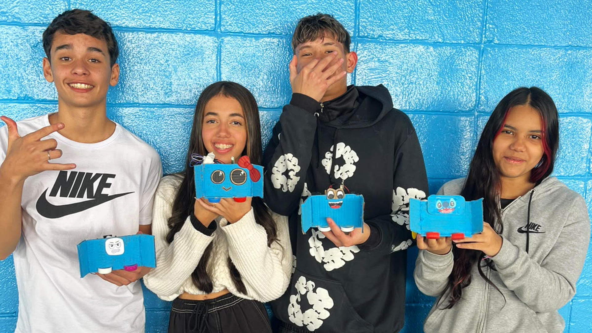 Foto da equipe da escola Bairro da Palmeirinha na Copa Futebol de Robôs CIEBP