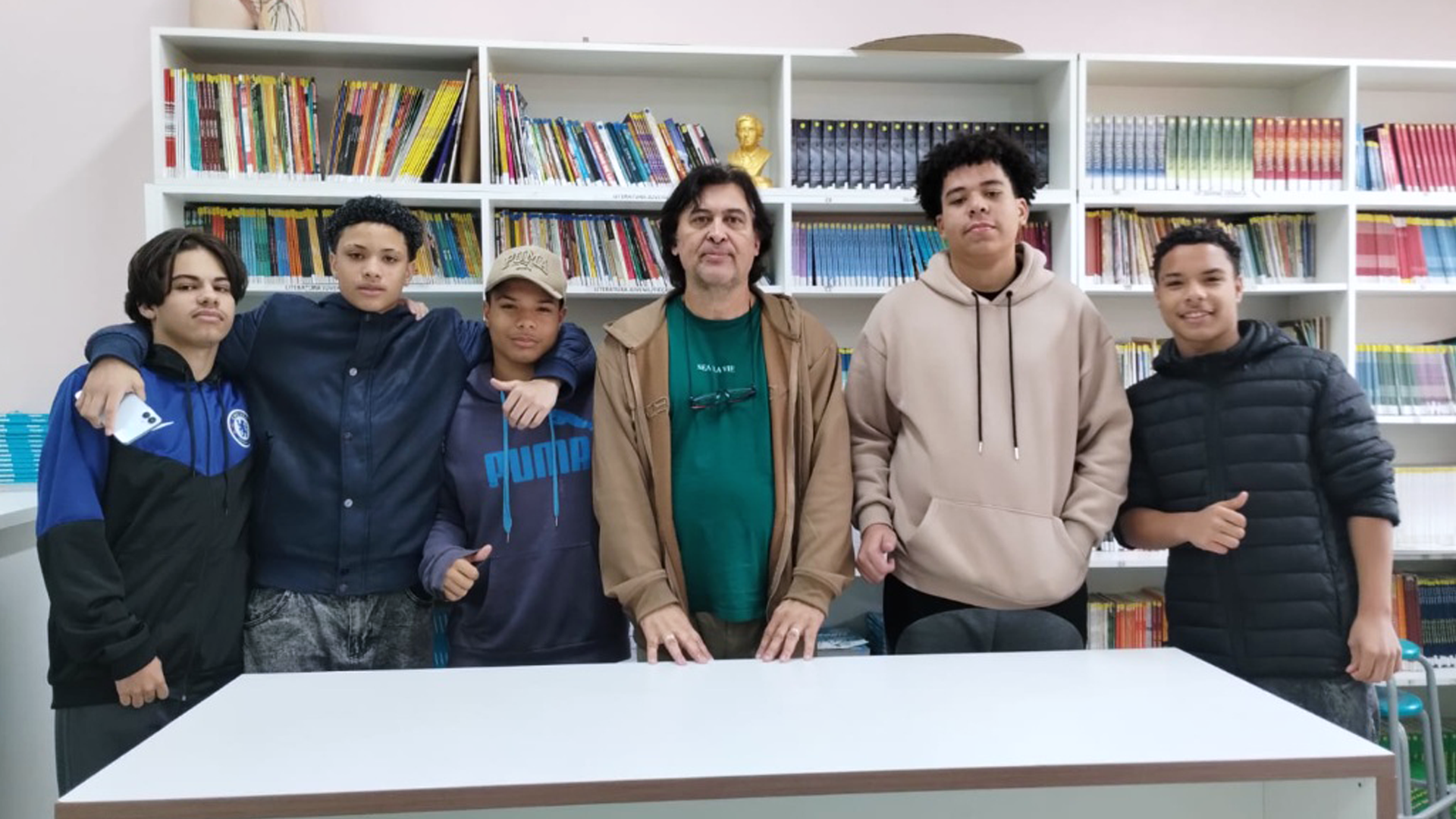 Foto da equipe da escola Paulo de Castro Ferreira Junior – Jornalista na Copa Futebol de Robôs CIEBP